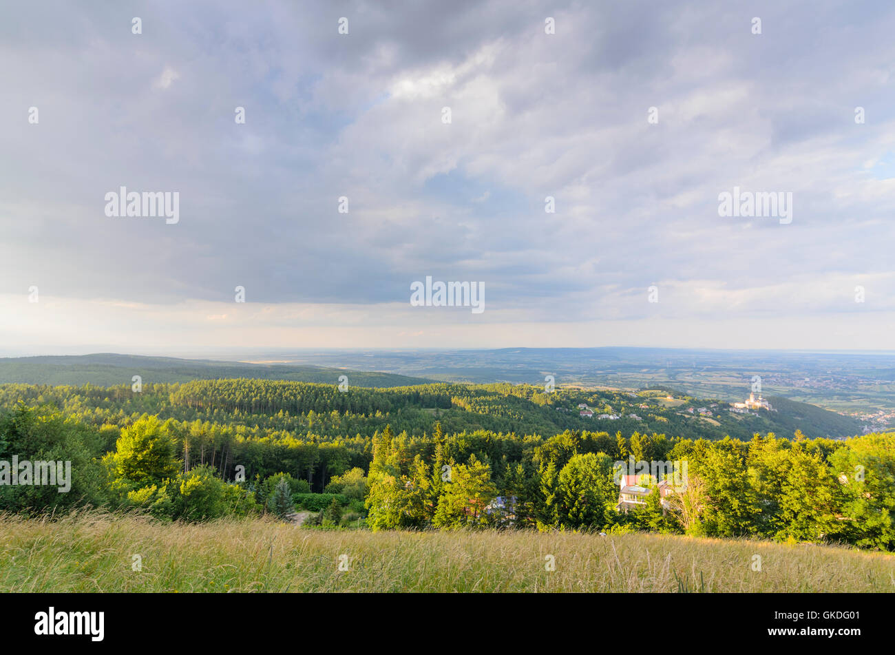 Forchtenstein: vista da Rosalie Cappella presso il castello di Forchtenstein e il parco naturale di Rosaliengebirge, Austria, Burgenland, Foto Stock