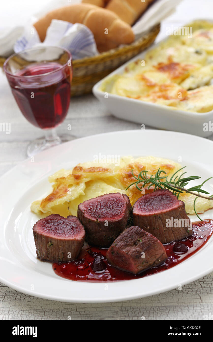 Bistecca di cervo con crema di patate al forno Foto stock - Alamy