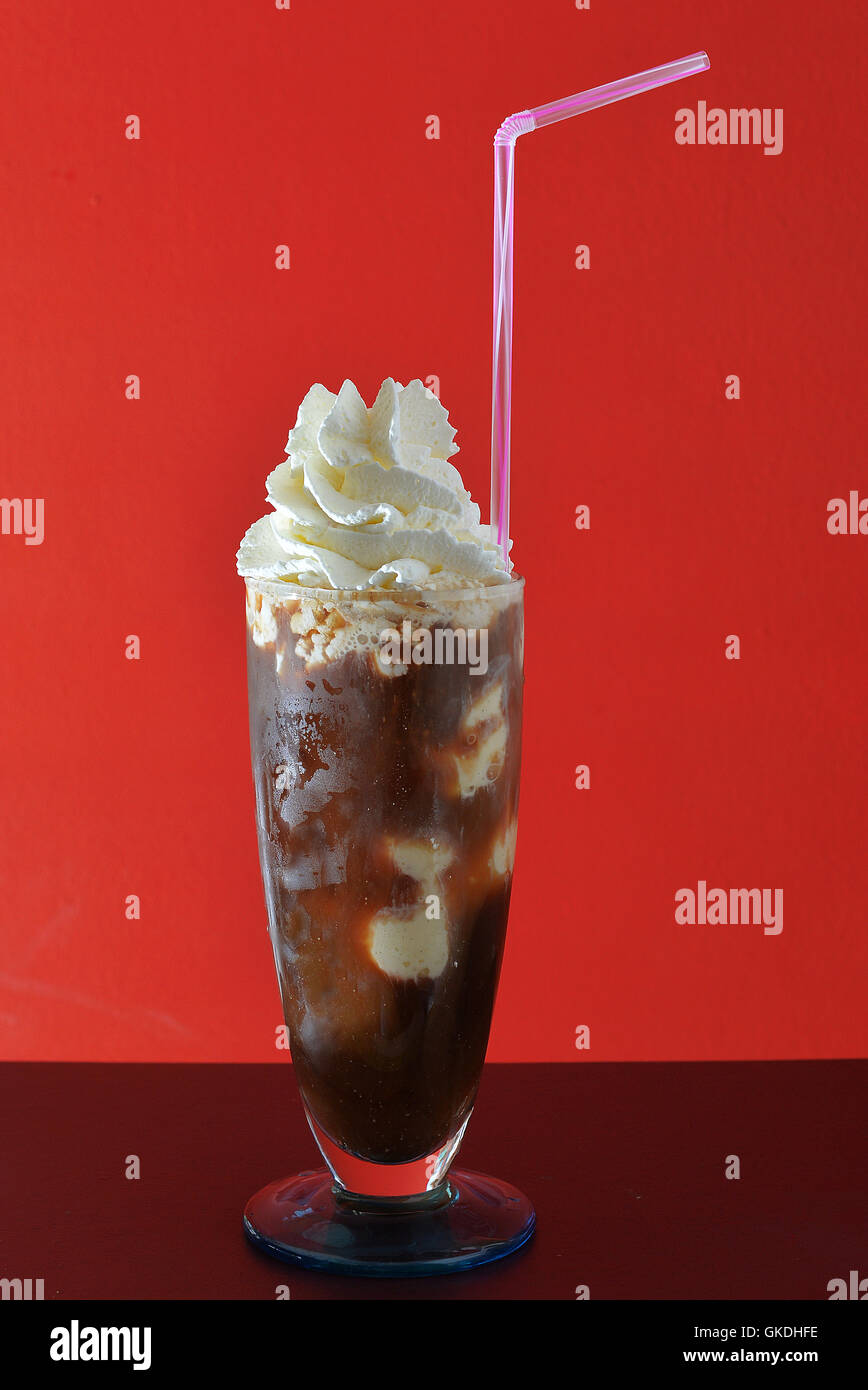 Un grande bicchiere di deliziosi gelati con abbondanza di topping Foto Stock