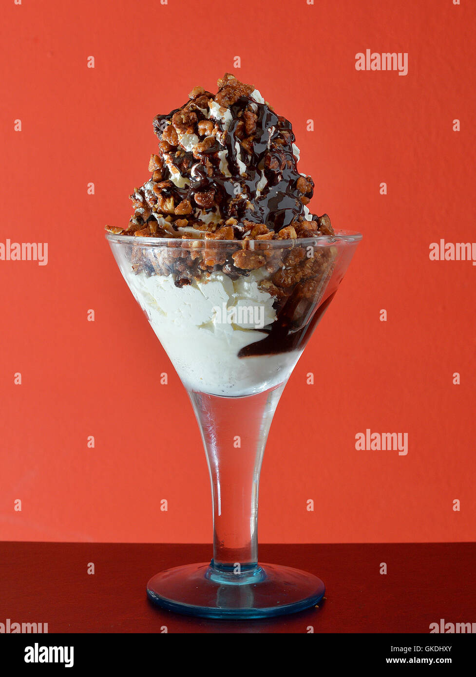 Un grande bicchiere di deliziosi gelati con abbondanza di topping Foto Stock