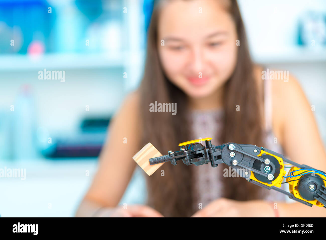 Teen ragazza nel laboratorio di robotica Foto Stock