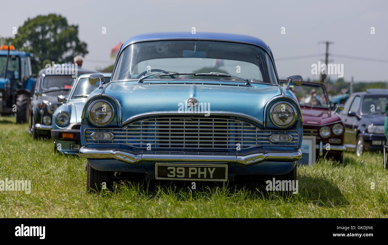 Automobili classiche sul visualizzatore in corrispondenza di un veicolo vintage rally Foto Stock