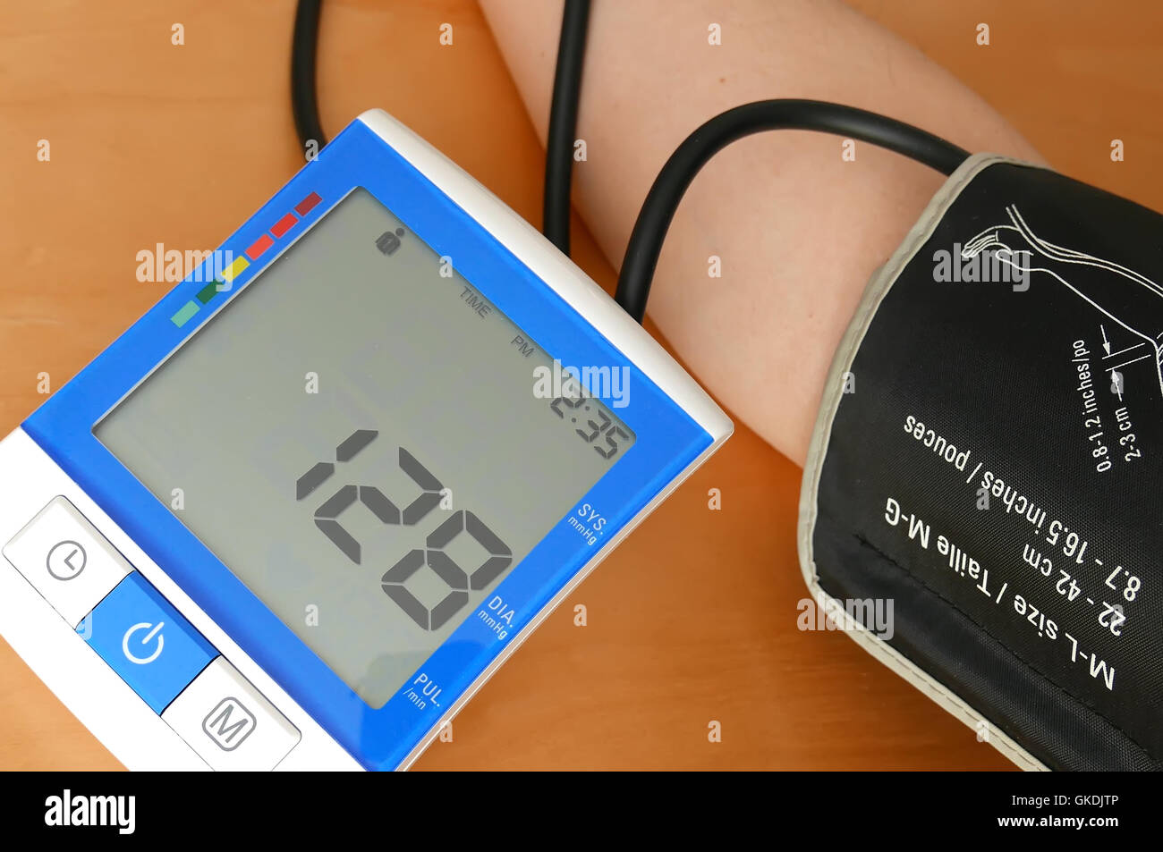 Chiudere la pressione del sangue viene visualizzata sul monitor Foto Stock