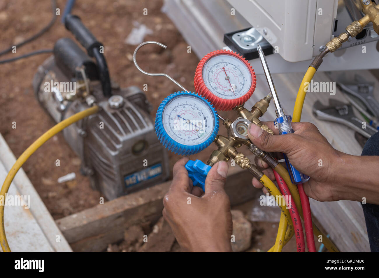 Pompa da vuoto evacua l'aria dal condizionatore d'aria (installazione nuovo condizionatore aria) Foto Stock