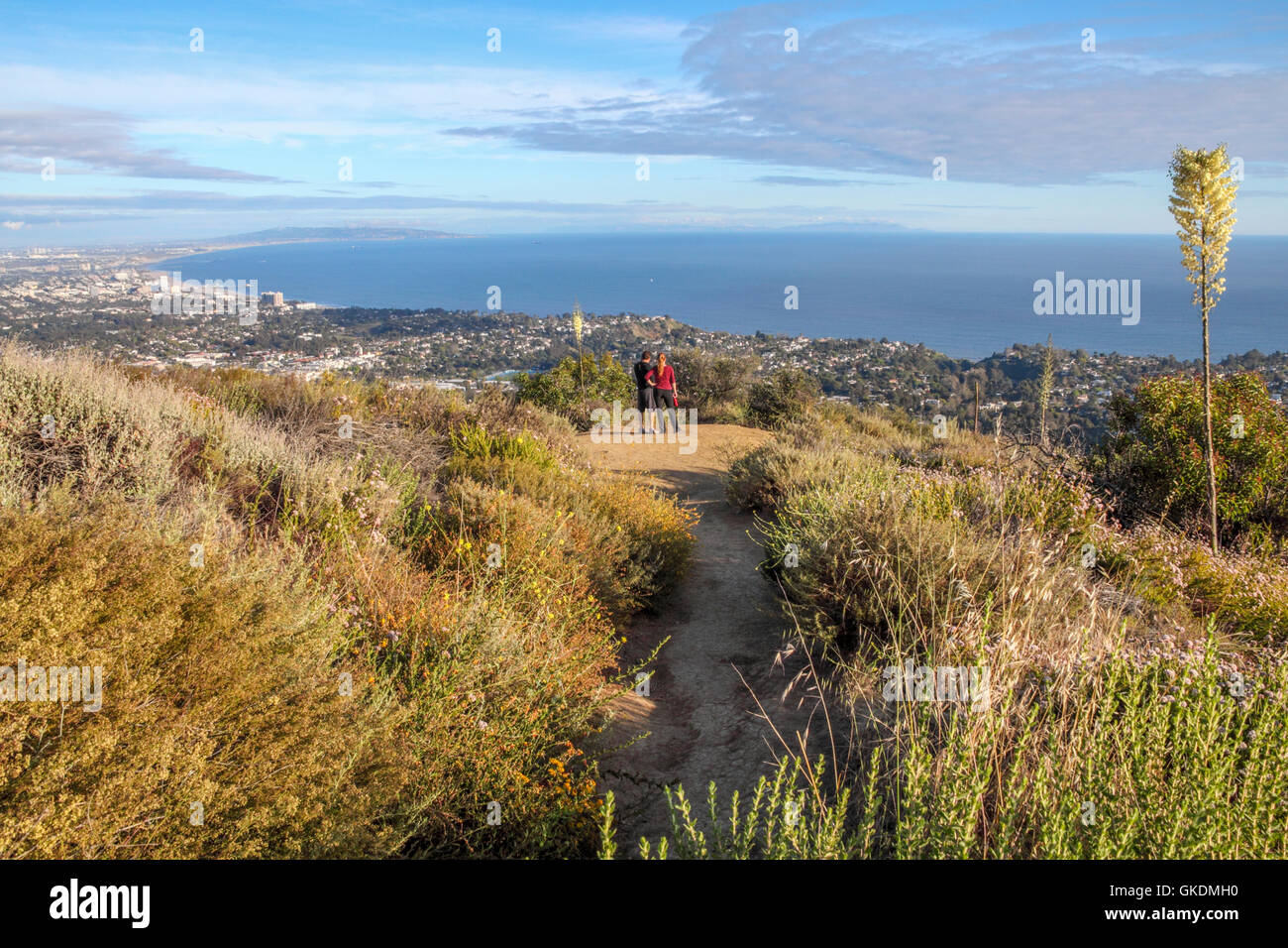 Gli escursionisti sulla Temescal Ridge Trail nel Temescal canyon parco Gateway, che attraversa Topanga State Park, ammirare vista oceano Foto Stock