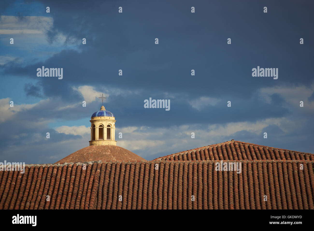 La cupola dello storico Convento di Santa Catalina sorge sopra i tetti di tegole rosse di Cusco in Perù. Foto Stock