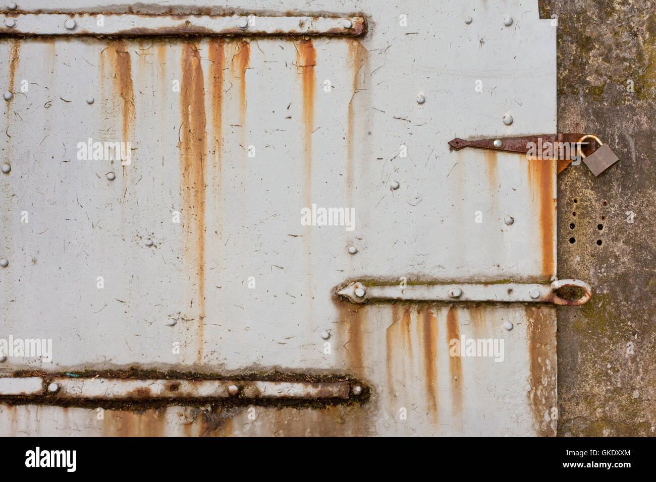 Grungy berlina in acciaio chiuso con lucchetto Foto Stock