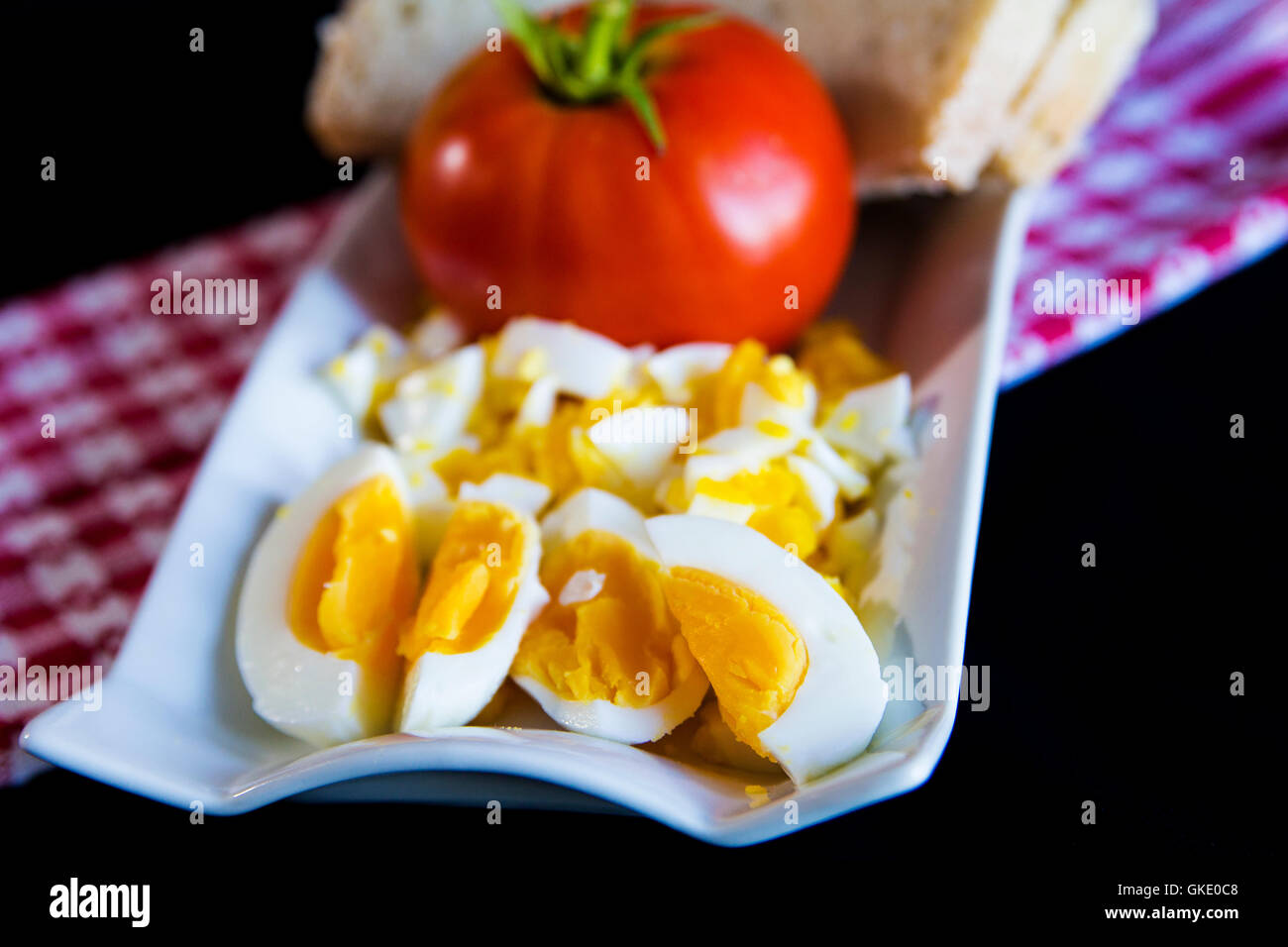 Organici di uova con pomodori Foto Stock