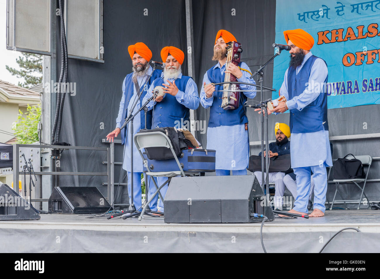 La religione sikh gruppo di musica suona al Vaisakhi parata e celebrazioni, Surrey, British Columbia, Canada, Foto Stock