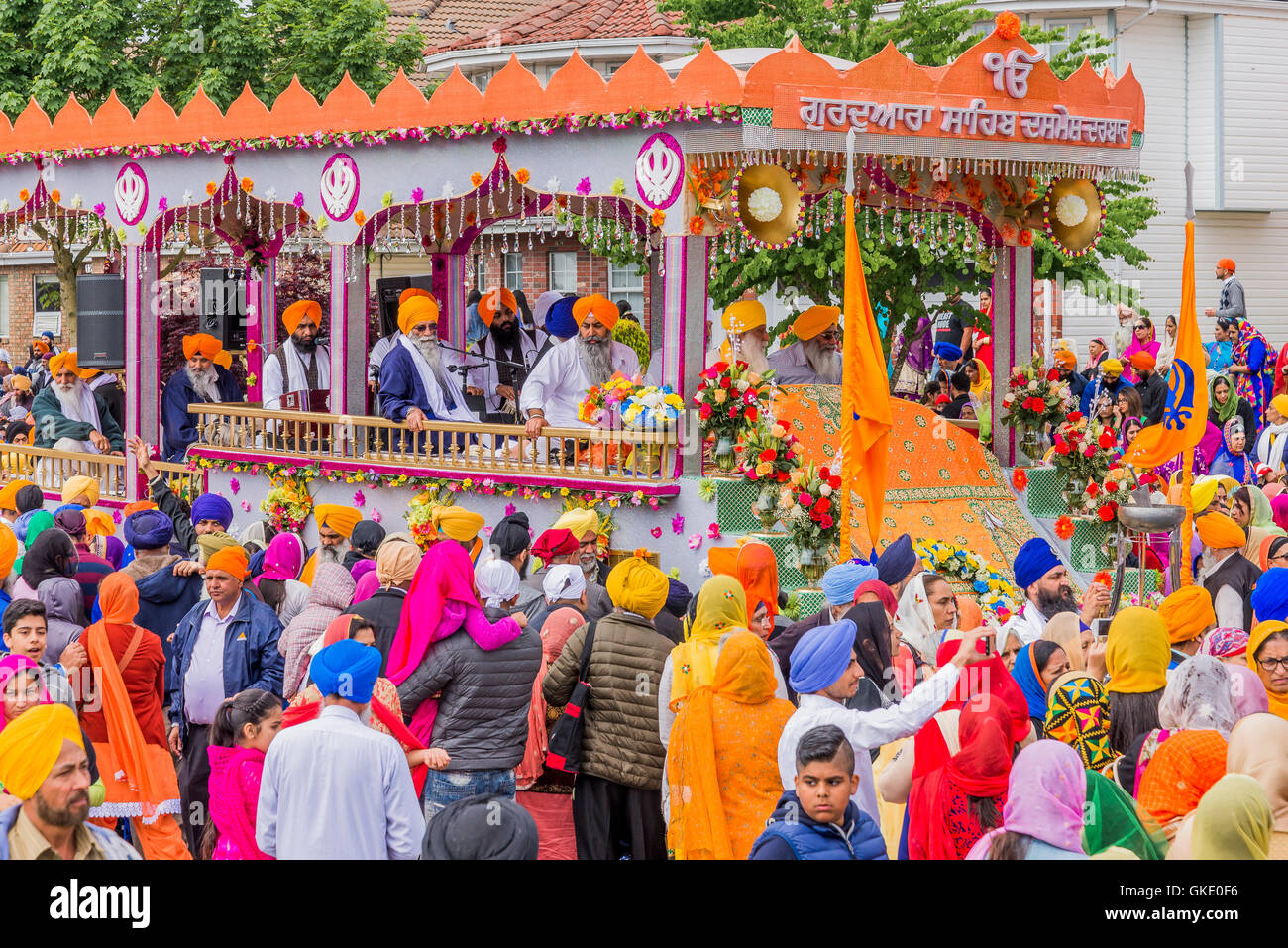 Sfilata galleggiante portante la sacra Scrittura, il Guru Granth Sahib, xi guru dei sikh. Vaisakhi Parade, Surrey, BC Foto Stock