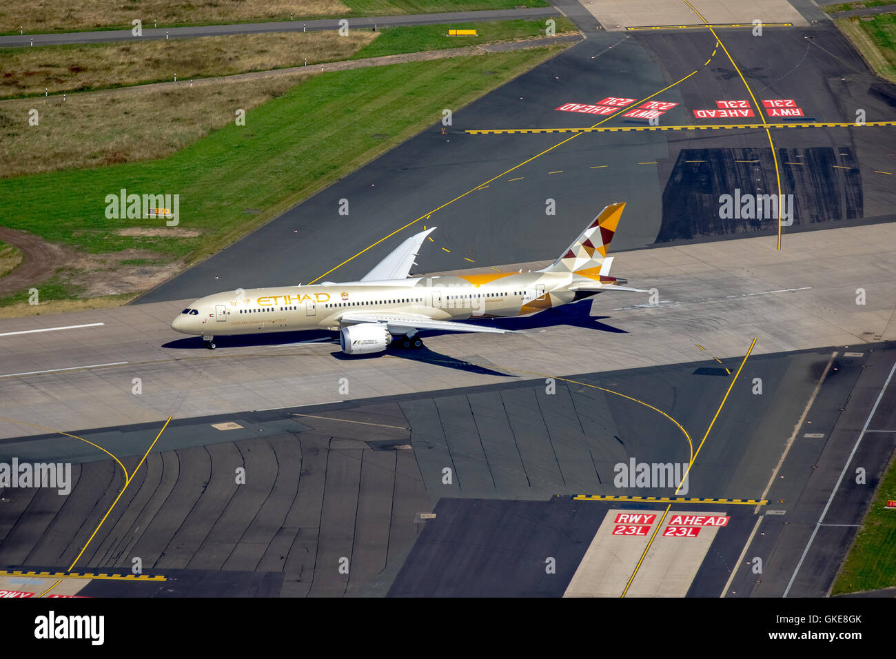 Vista aerea, aeroporto di Dusseldorf, EDDL, volo manipolazione, decollo Boeing Dreamliner la compagnia aerea Etihad, un aeromobile jet, Dusseldorf, Foto Stock