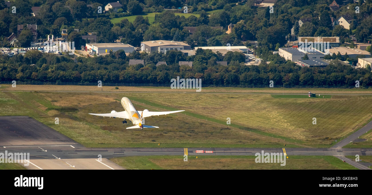 Vista aerea, aeroporto di Dusseldorf, EDDL, volo manipolazione, decollo Boeing Dreamliner la compagnia aerea Etihad, un aeromobile jet, Dusseldorf, Foto Stock