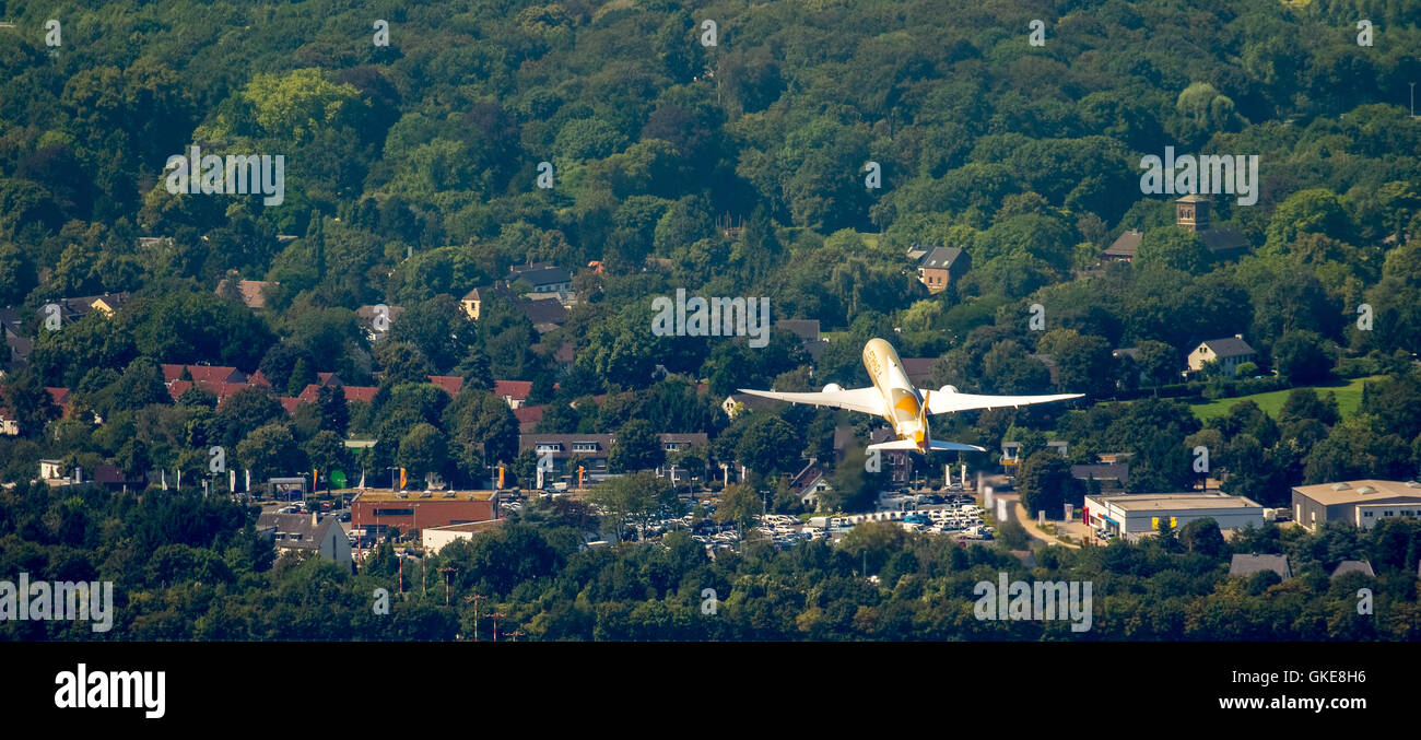 Vista aerea, aeroporto di Dusseldorf, EDDL, volo manipolazione, decollo Boeing Dreamliner la compagnia aerea Etihad, un aeromobile jet, Dusseldorf, Foto Stock