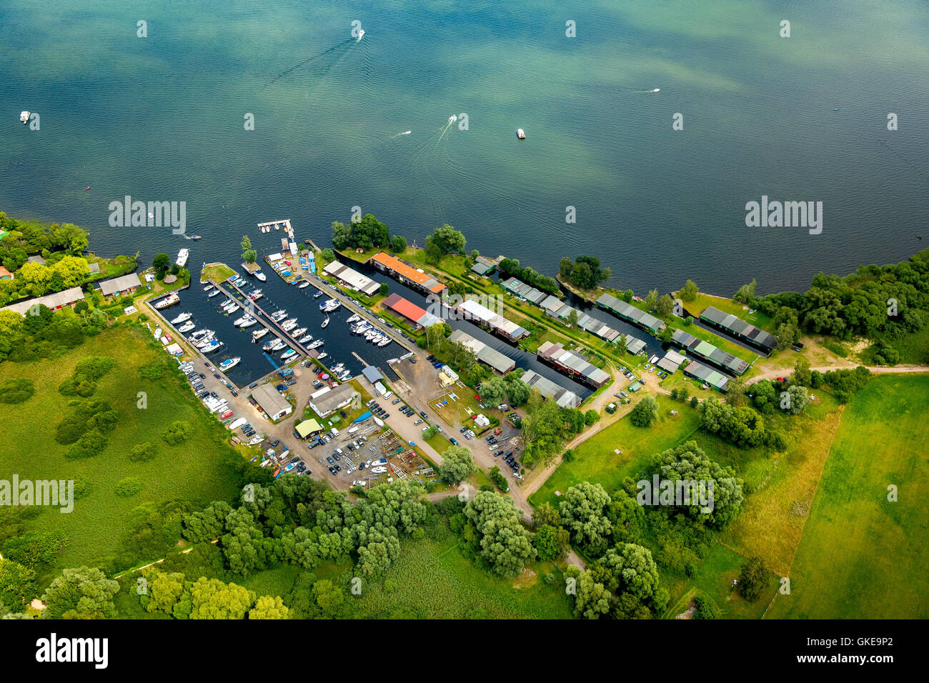Vista aerea, Penisola Plau con canale e boathouses, Plau, Meclemburgo Lake District, Mecklenburgian Svizzera, Foto Stock