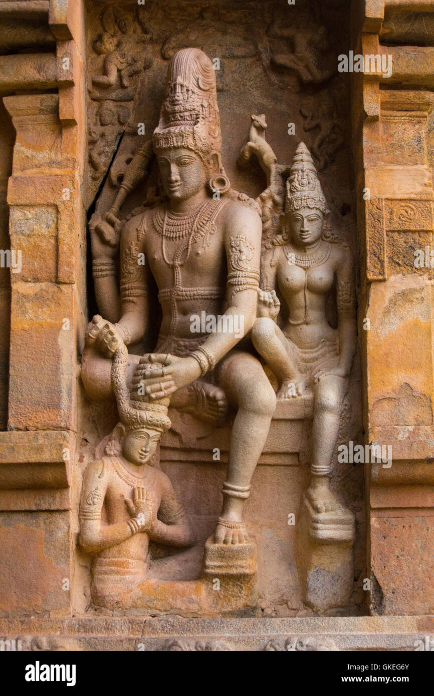 La scultura del signore Shiva e Parvathy sulla parete esterna del XI secolo il tempio di Shiva a Gangaikonda cholapuram, Tamilnadu, India Foto Stock