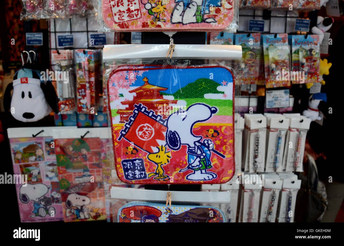 Finestra di toyshop in Giappone. Gadget e altri paraphernalia con il  personaggio dei cartoni animati Snoopy Foto stock - Alamy