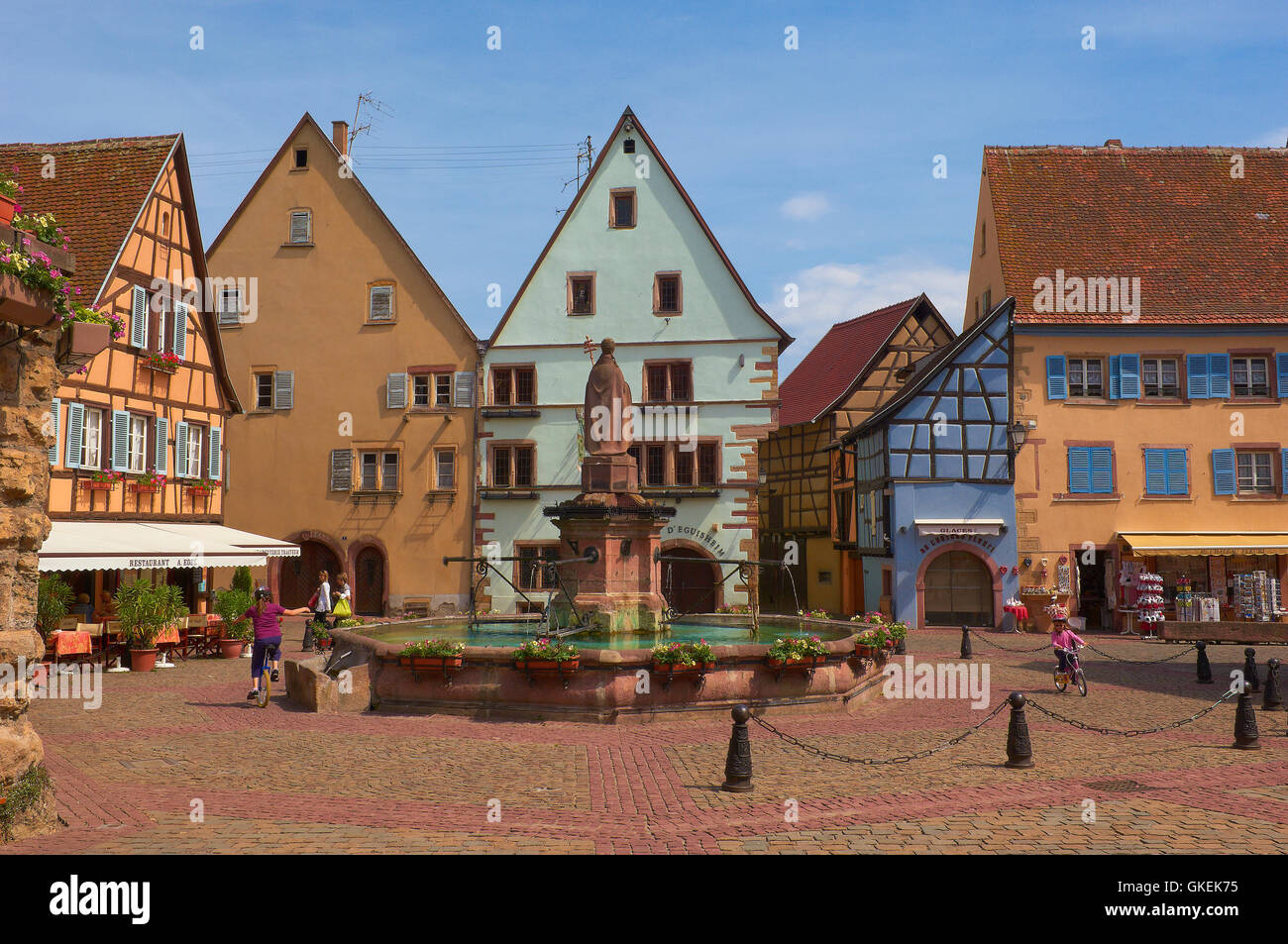 Eguisheim, Place du Chateau, Alsazia strada del vino, Haut-Rhin, Alsazia, Francia, Europa Foto Stock