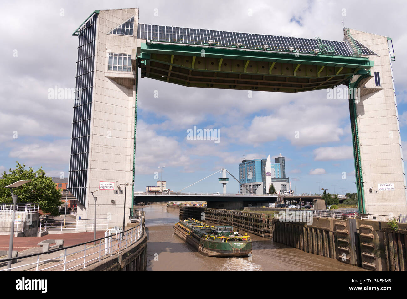 I picchi di marea barriera con serbatoio di Swinderby chiatta che passa al di sotto di Kingston upon Hull, Yorkshire, Inghilterra, Regno Unito Foto Stock