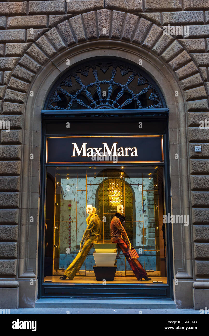 Firenze, Italia - Luglio 05, 2016: Max Mara negozio nel centro della città  di Firenze. Firenze è un noto luogo di shopping con un Foto stock - Alamy