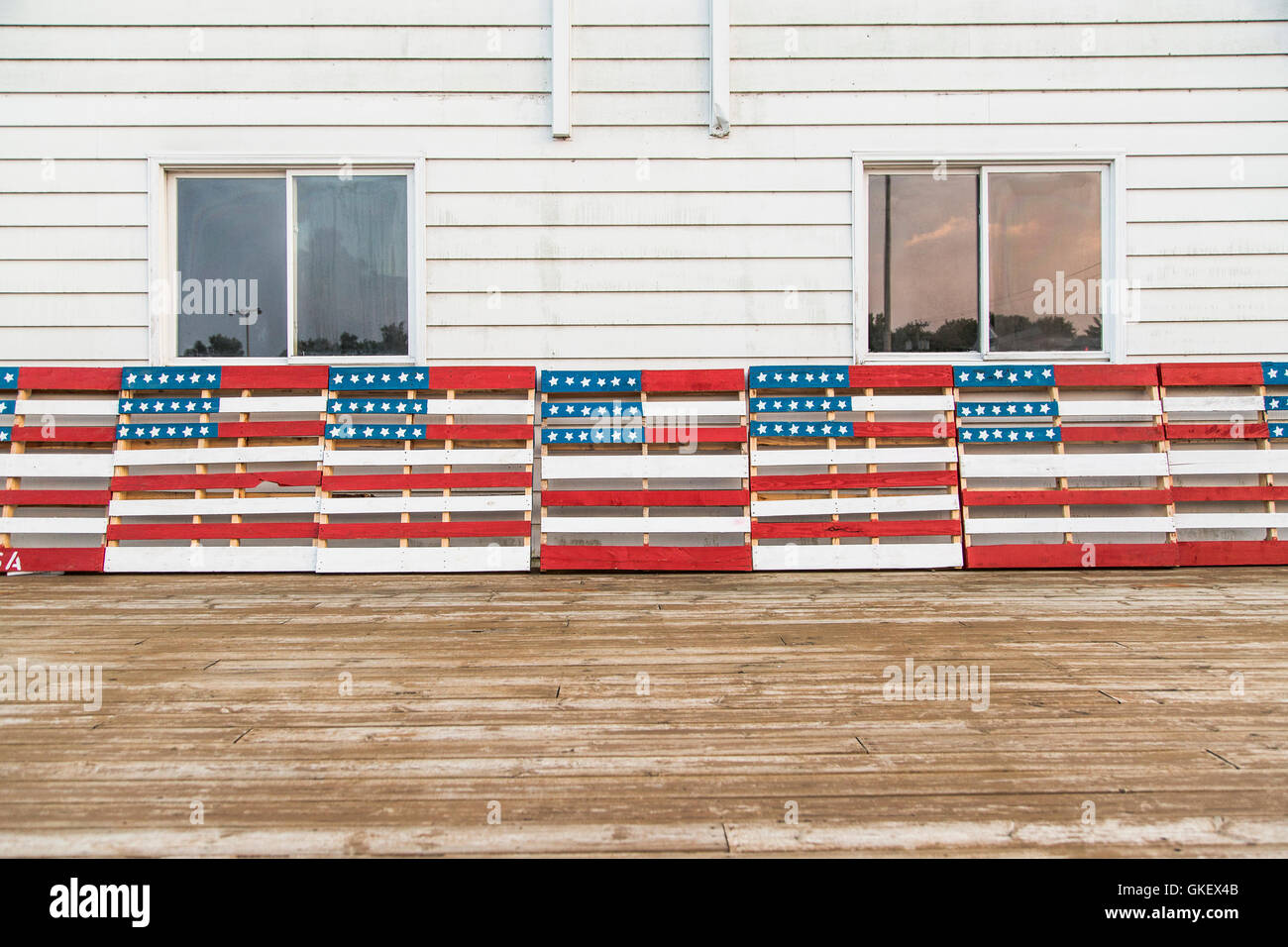 Un display patriottica di pallet in legno dipinto in bandiera americana motivi in rosso, bianco e blu. Foto Stock