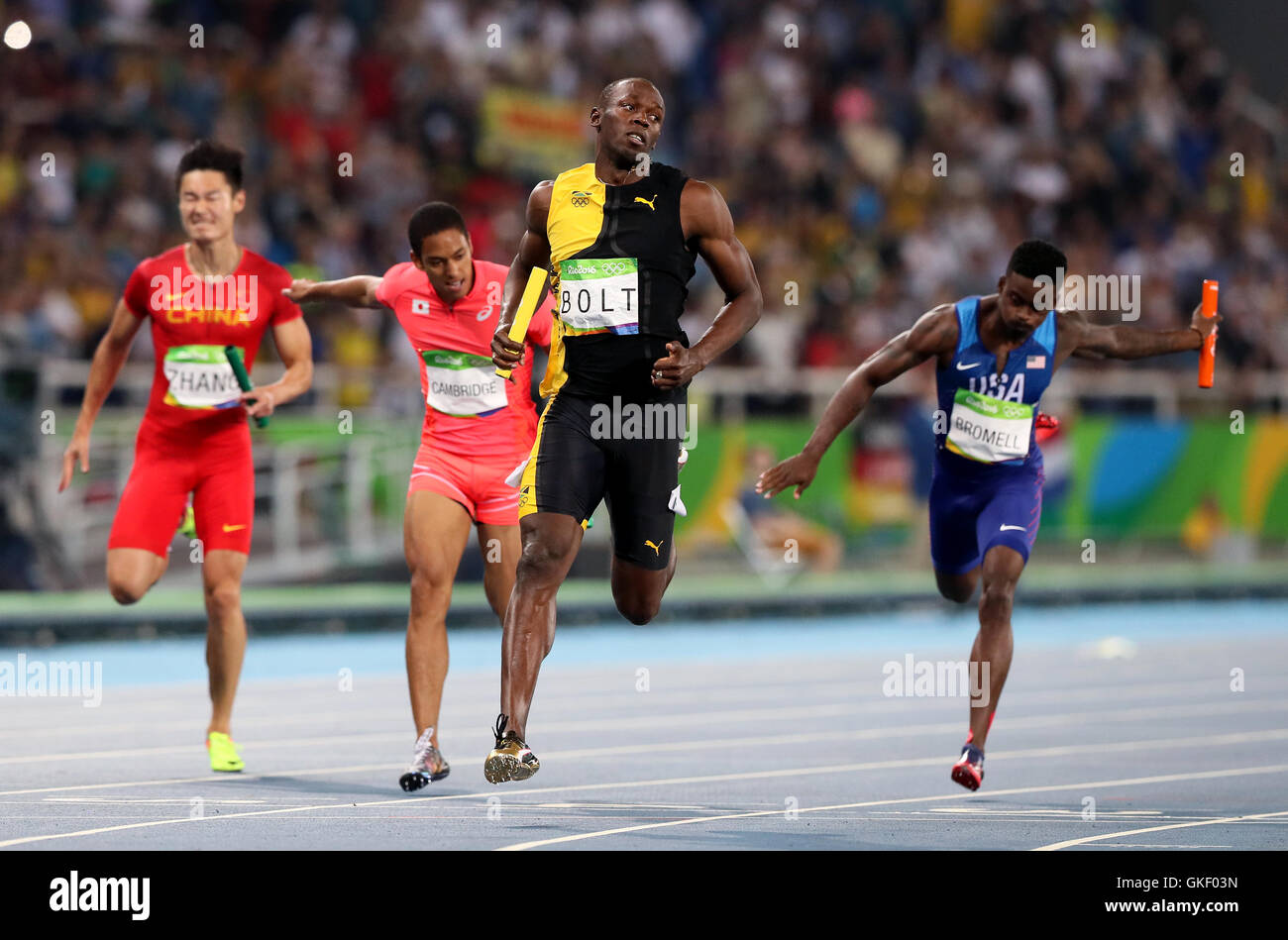 La Giamaica Usain Bolt ancore i Suoi Uomini Staffetta 4 x 100m team per l'oro presso lo Stadio Olimpico, il quattordicesimo giorno del Rio Giochi Olimpici, Brasile. Foto Stock