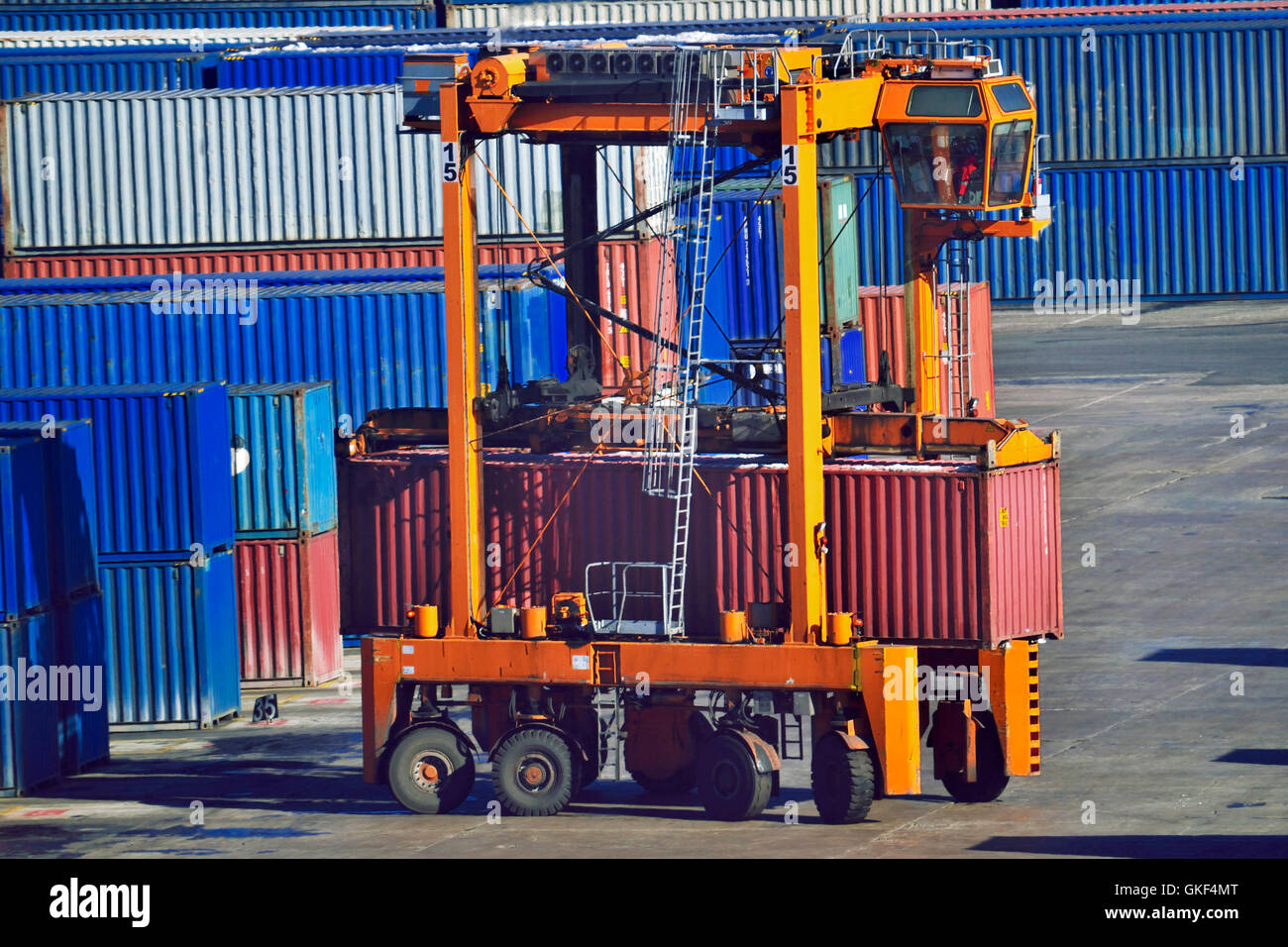 Auto speciale per il trasporto di container nel porto Foto Stock