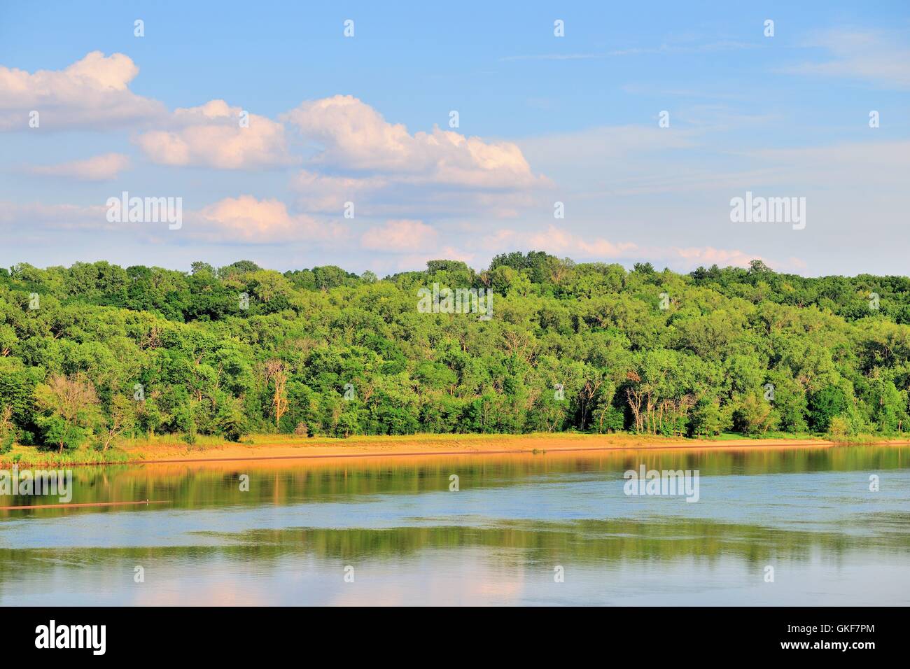 Un suggestivo tratto del fiume Wisconsin completo di litorale sabbioso a Prairie du Sac, Wisconsin. Foto Stock