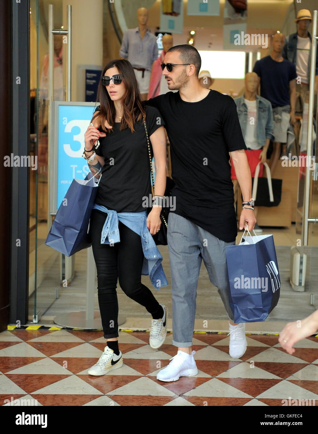 Italia e difensore della Juventus Leonardo Bonucci e sua moglie Martina  Maccari shopping al divario di Milano con: Leonardo Bonucci, Martina  Maccari Dove: Milano, Italia Quando: 04 lug 2016 Credit: IPA/WENN.com * *