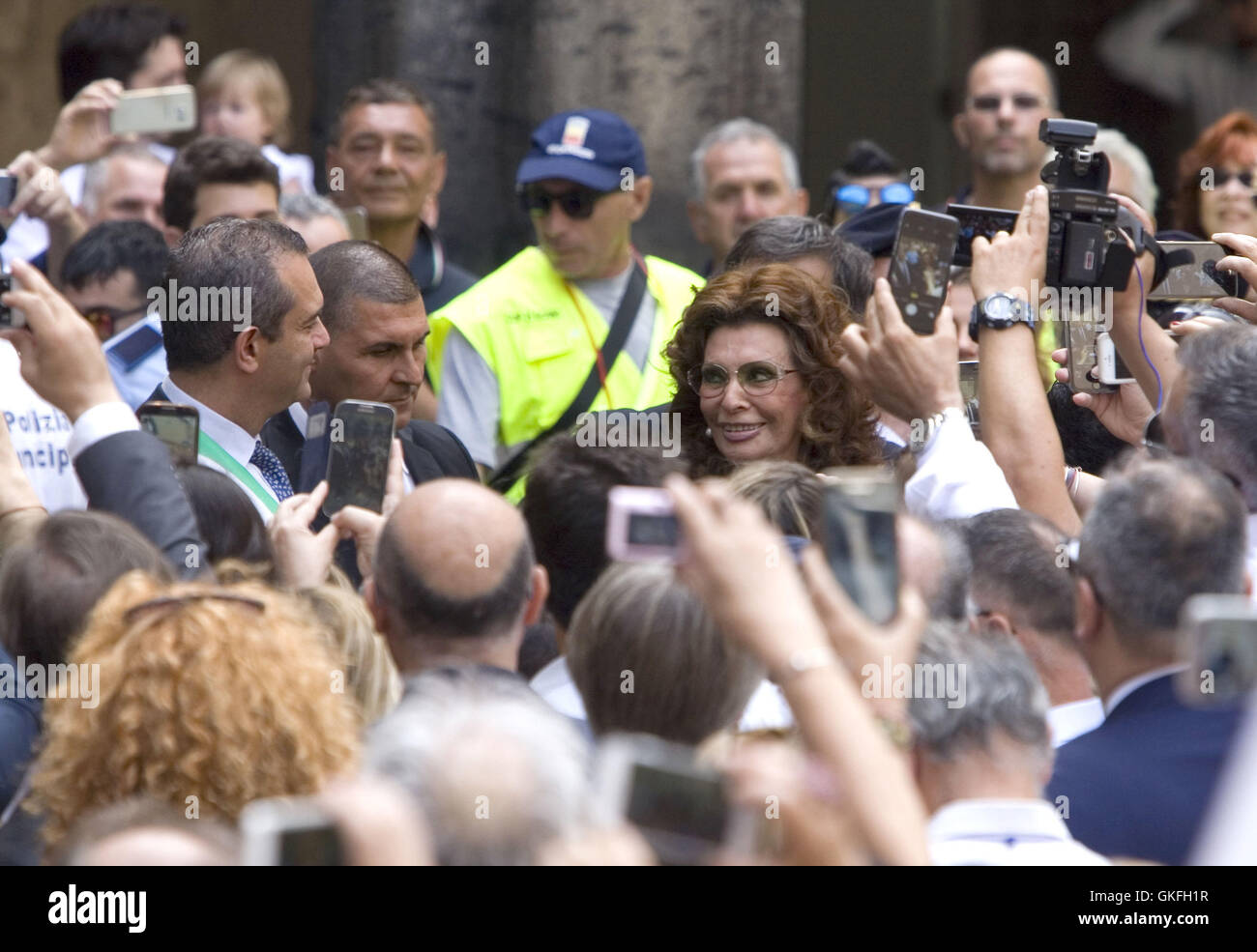 Sophia Loren è nominato cittadino onorario della città di Napoli con: Sophia Loren dove: Napoli, Italia Quando: 09 lug 2016 Credit: IPA/WENN.com * * disponibile solo per la pubblicazione in UK, USA, Germania, Austria, Svizzera** Foto Stock