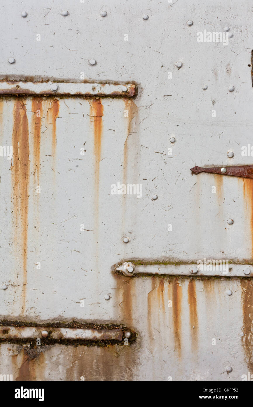 Grungy berlina in acciaio chiuso con lucchetto Foto Stock