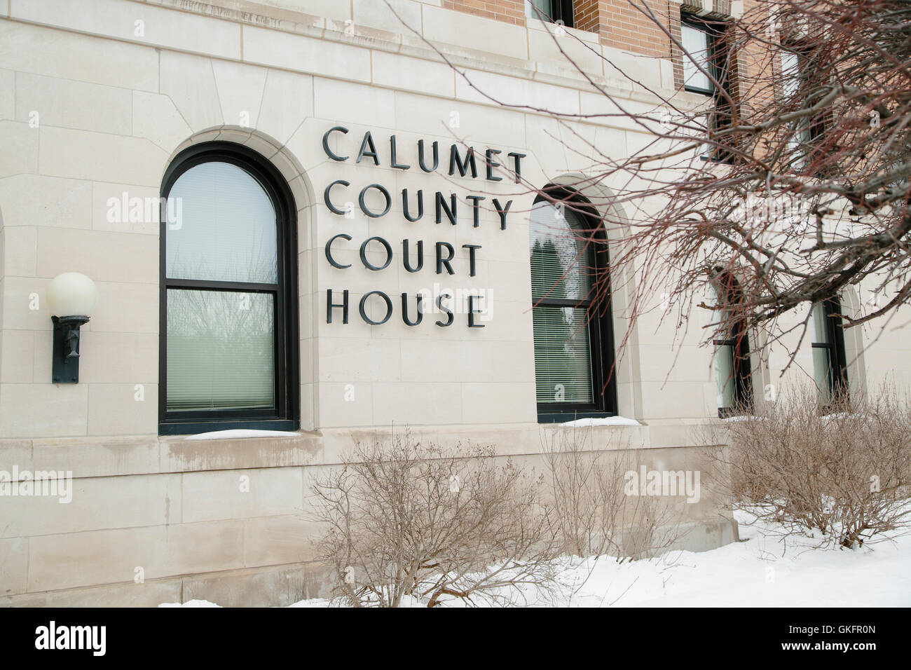 Il Calumet County Court House esterno e firmare, in primo piano nella realizzazione di un Assassino documentario. Foto Stock