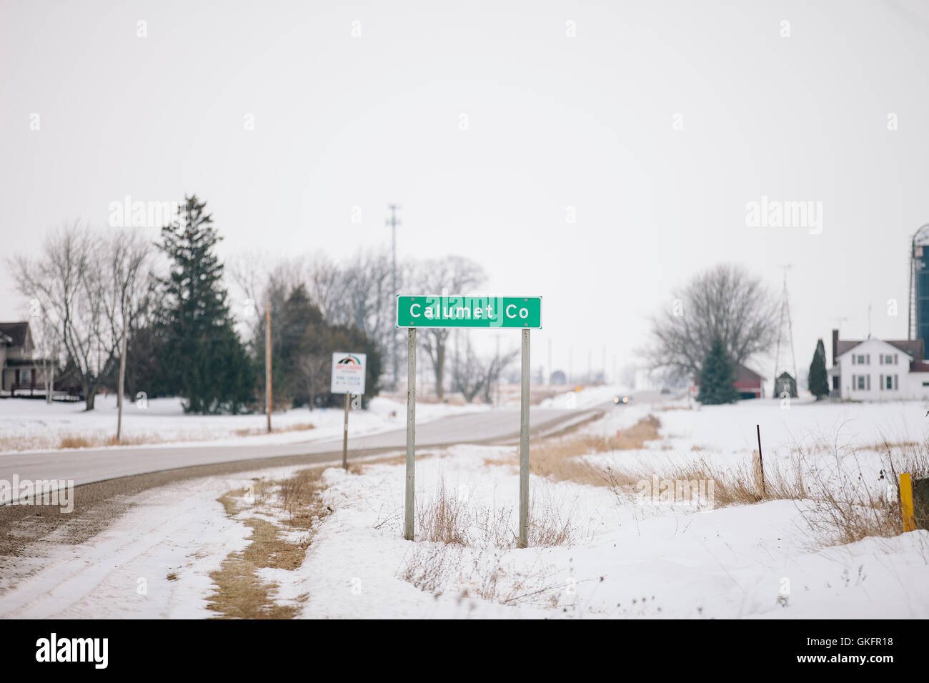 Una contea di Manitowoc segno dello stato del Wisconsin inviato insieme a due corsie. Foto Stock