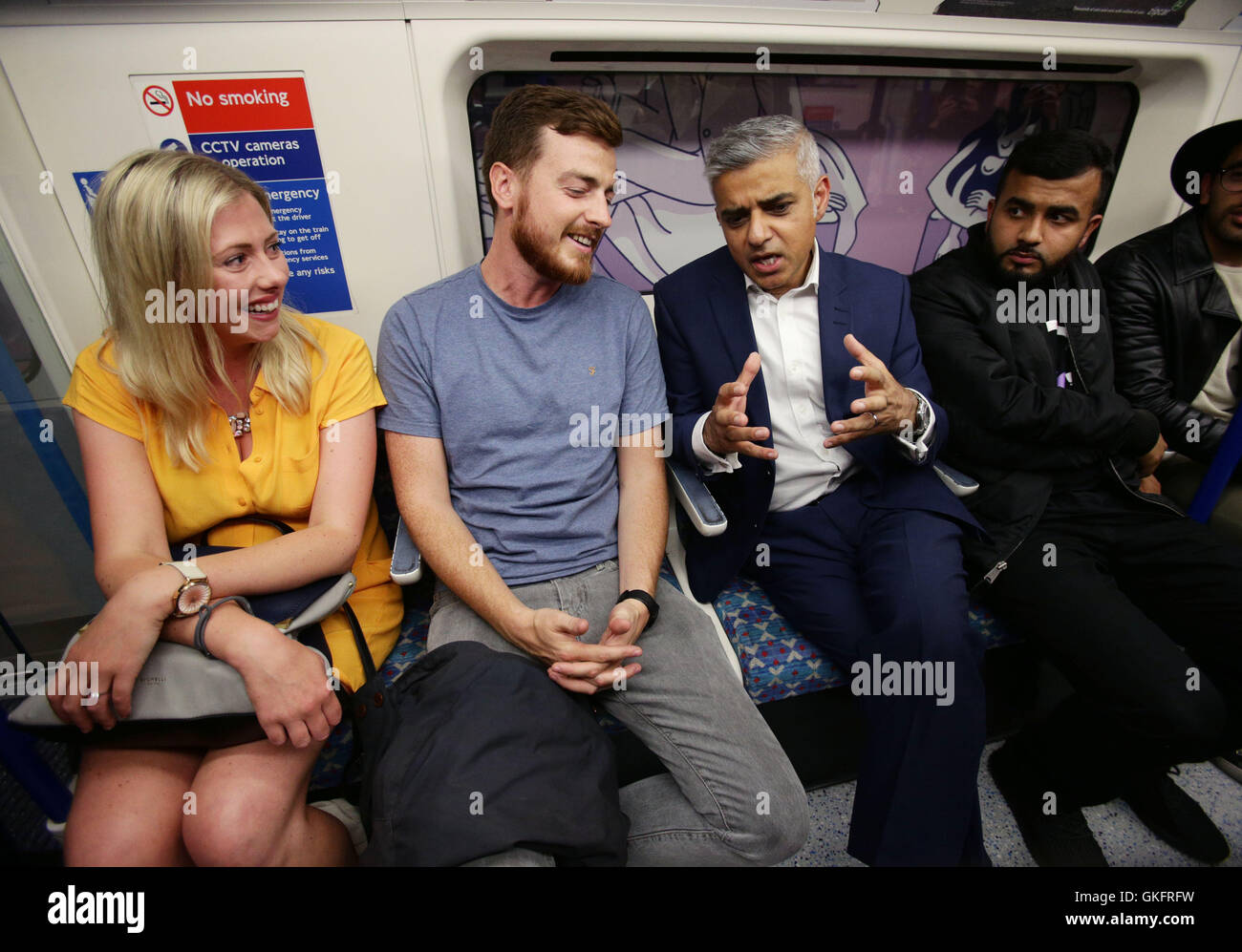 Sindaco di Londra Sadiq Khan (seconda a destra) che viaggiano con i passeggeri su un verso nord la linea Victoria della metropolitana fino durante il lancio di Londra di Notte il tubo, come i treni funzionano durante la notte di venerdì e sabato sulla linea Victoria e parti della linea centrale, con il giubileo, settentrionale e Piccadilly lines seguenti in autunno. Foto Stock