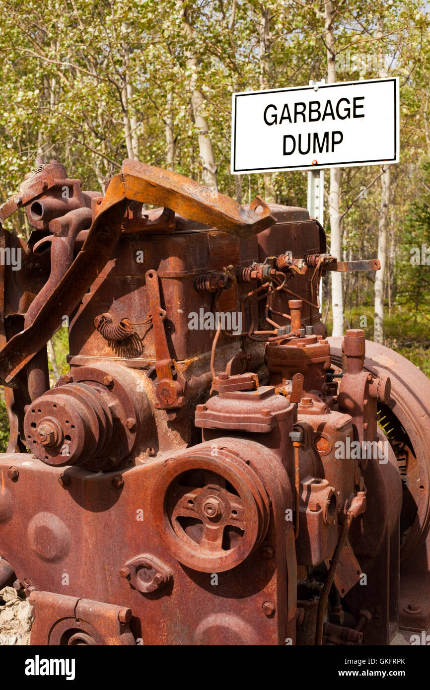 Grande blocco motore e segno 'Garbage Dump' Foto Stock