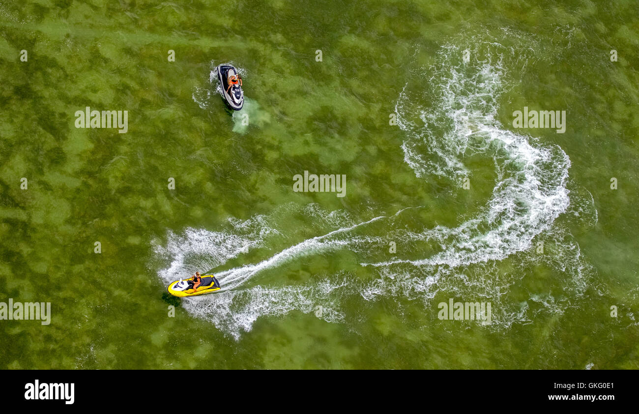 Vista aerea, jet ski, jet sci sul Müritz drive curve, fun-barca, verde lago di fondo, verde acqua, Rechlin, Meclemburgo Lake Foto Stock