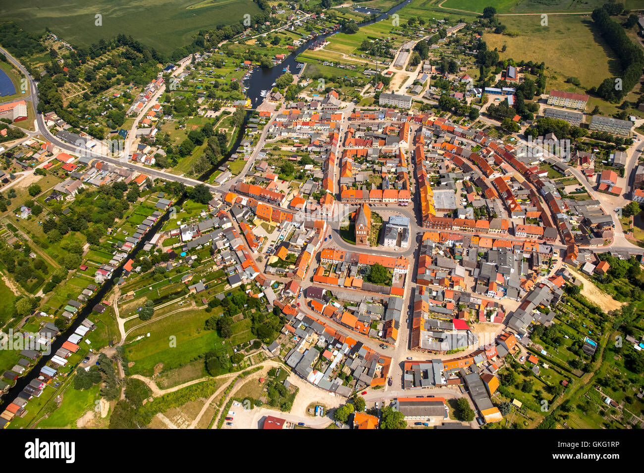 Vista aerea, panoramica del girone Centro di Neukalen, Peene, Neukalen, Meclemburgo Lake District, Mecklenburg Svizzera, Foto Stock