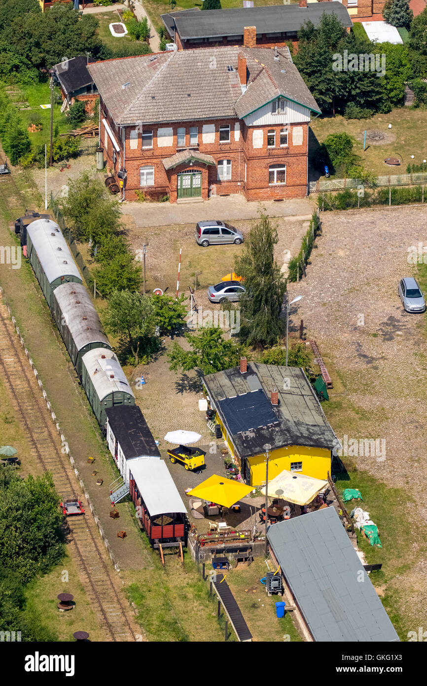 Vista aerea, mattone stazione ferroviaria Neukalen con storico treno della ferrovia e i treni, Neukalen, Mecklenburg Seascape, Foto Stock