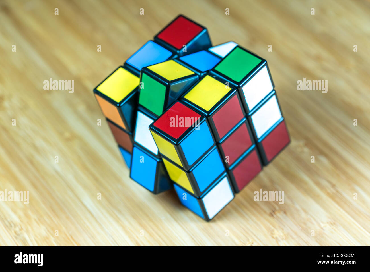SELANGOR, MALAYSIA - giu 11, 2016: Rubik's 3x3x3 classic cubo su uno sfondo bianco. Cubo di Rubik inventato da un archit ungherese Foto Stock