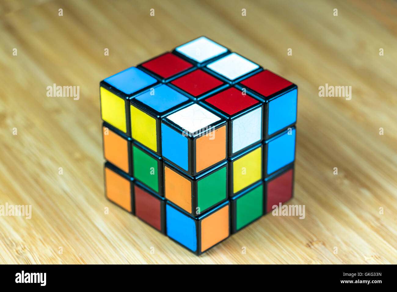 SELANGOR, MALAYSIA - giu 11, 2016: Rubik's 3x3x3 classic cubo su uno sfondo bianco. Cubo di Rubik inventato da un archit ungherese Foto Stock