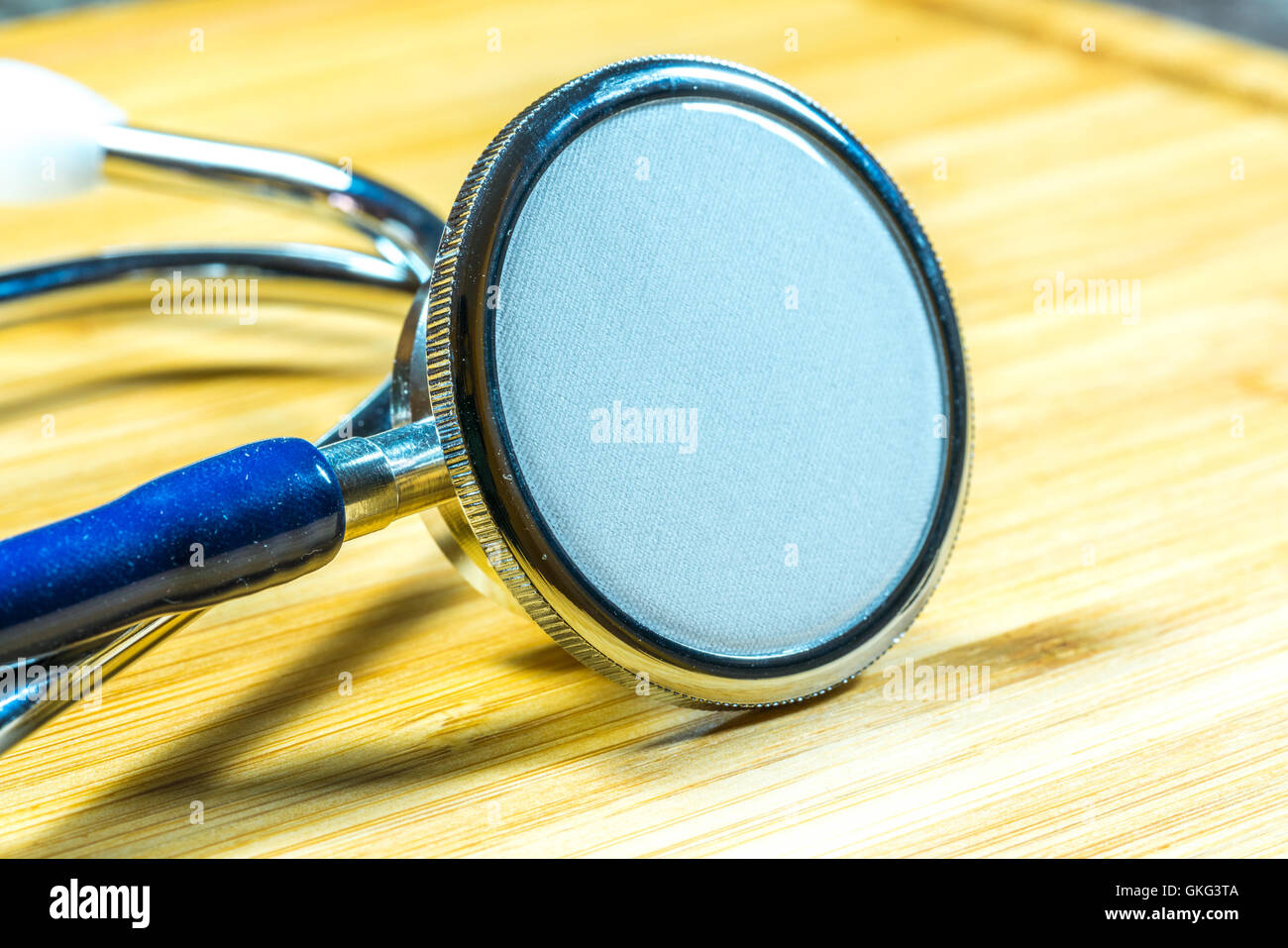 Uno stetoscopio in bambù sfondo texture. Medicina del concetto di cuore. Foto Stock