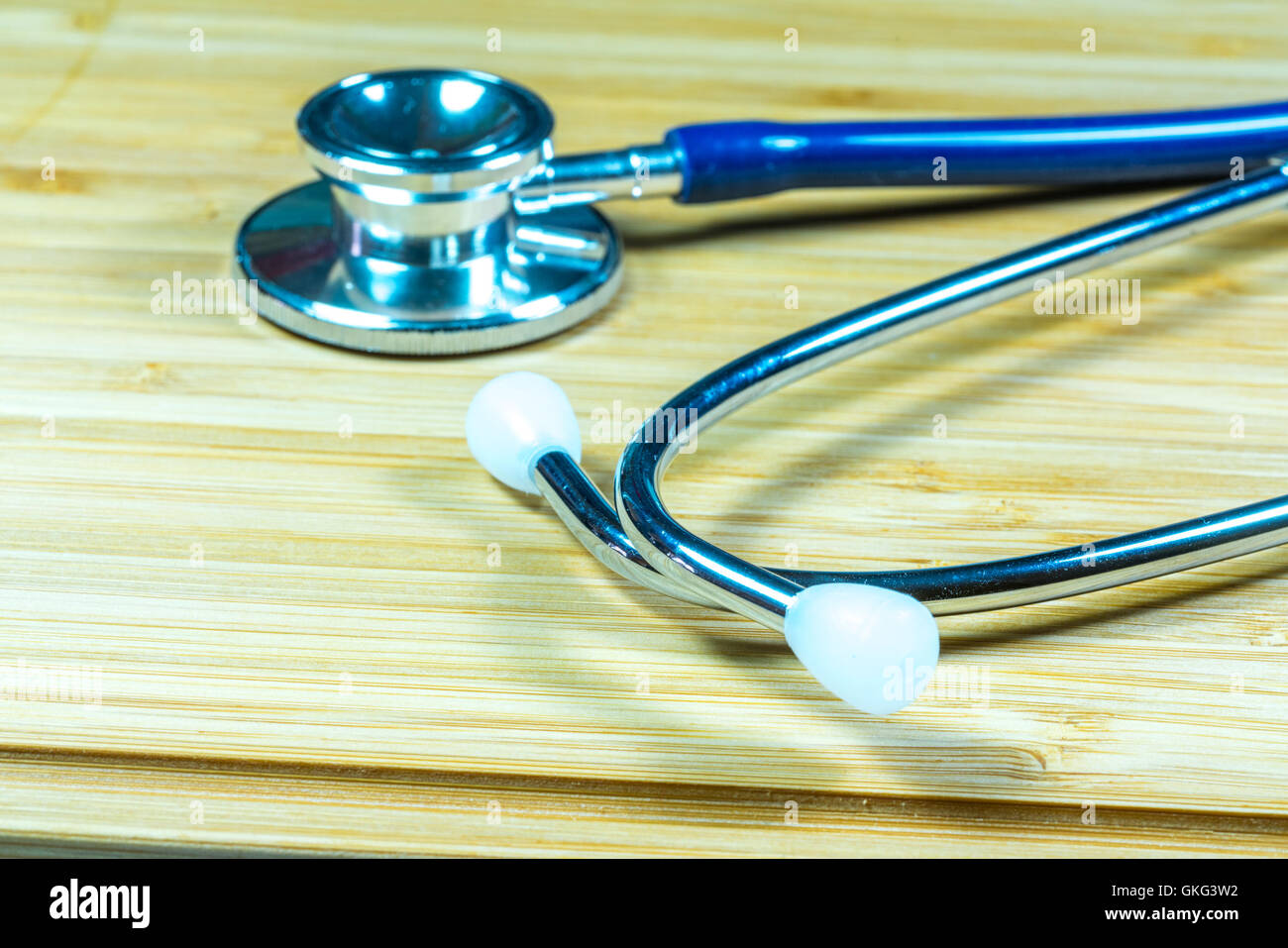 Uno stetoscopio in bambù sfondo texture. Medicina del concetto di cuore. Foto Stock