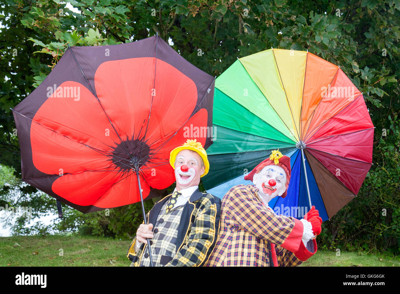 Southport, Merseyside. Meteo REGNO UNITO: 20 agosto 2016.Meteo: 20 agosto 2016. Come i forti venti e tempeste hit Southport, Sonny & Arcobaleno lotta per mantenere la loro ombrelloni. Come due tra le più divertenti clown intorno, esse possono ruotare nelle situazioni di vita quotidiana in scenari di divertenti. La folla sono state soffiate via dal loro buffonate come il maltempo ha colpito ancora una volta al di sopra del folle a Southport Flower Show. Credito: Cernan Elias/Alamy Live News Foto Stock