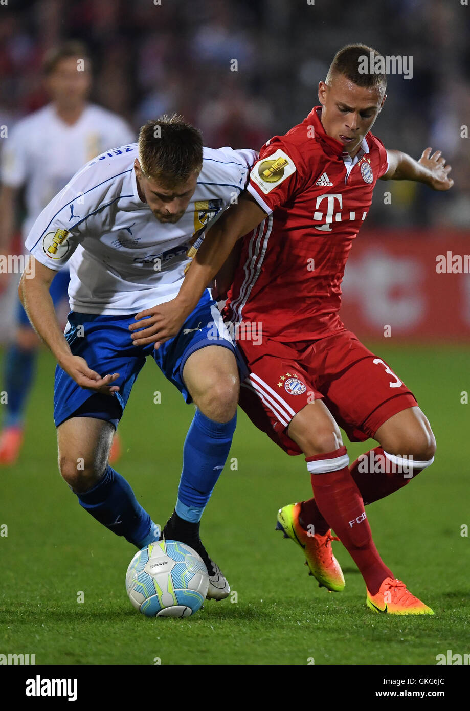 Jena, Germania. 19 Ago, 2016. Il Bayern di Joshua Kimmich (r) e Jena di Dominik Bock in azione durante la DFB Cup Soccer match tra FC Carl Zeiss Jena e Bayern Monaco di Baviera a Ernst-Abbe-Sportfeld in Jena, Germania, 19 agosto 2016. Foto: HENDRIK SCHMIDT/dpa/Alamy Live News Foto Stock