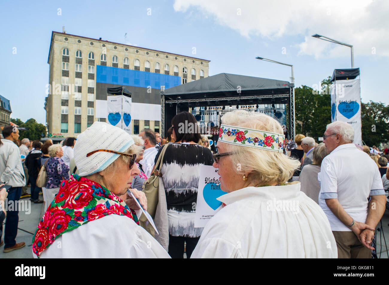 Tallinn, Estonia, 20 agosto 2016. Le persone si radunano presso la piazza della Libertà di Tallinn. Il 20 agosto la Repubblica di Estonia festeggia il venticinquesimo anni poiché il restauro di indipendenza dopo il crollo dell Unione Sovietica nel 1991. Credito: Nicolas/Bouvy Alamy Live News Foto Stock