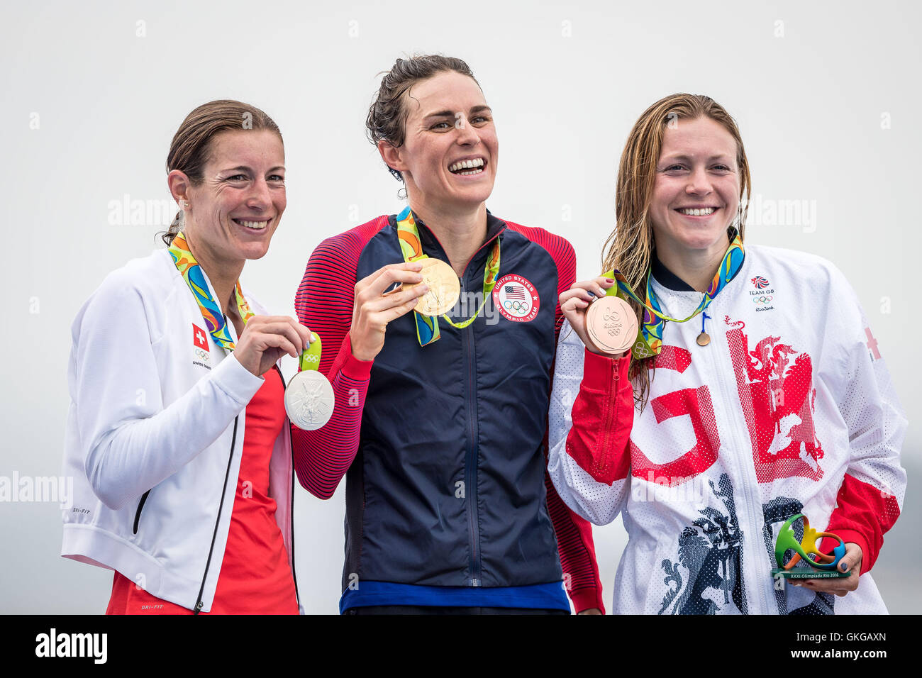 Rio De Janeiro, Brasile. 20 agosto 2016. Gwen Jorgensen degli Stati Uniti (C), Nicola abbraccio rametto di Svizzera (L) e Vicky Holland di Gran Bretagna partecipare alla cerimonia di premiazione delle donne del triathlon al 2016 Rio in occasione dei Giochi Olimpici di Rio de Janeiro, Brasile, sul 20 agosto, 2016. Credito: Liu Bin/Xinhua/Alamy Live News Foto Stock