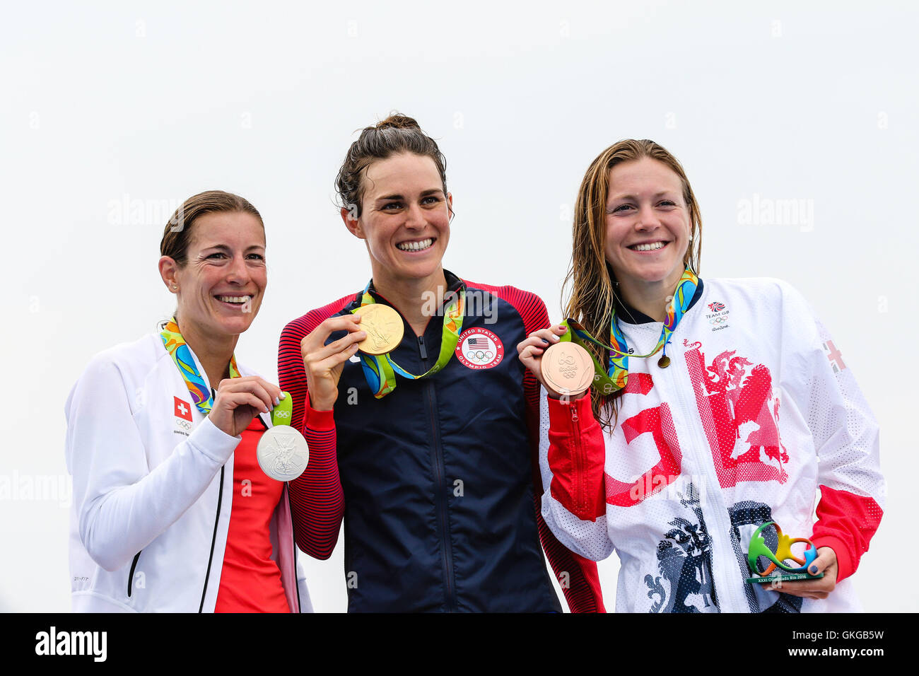 Rio De Janeiro, Brasile. 20 agosto 2016. Donne Triathlon podio dei Giochi Olimpici di Rio nel 2016 presso il Forte de Copacabana, Copacabana Beach: Gwen Jorgensen (USA) è oro, Nicola Spirig (SUI) è argento e Vicky Holland (GBR) è bronzo. (Foto: Fernanda Paradizo/Fotoarena) Credito: Foto Arena LTDA/Alamy Live News Foto Stock