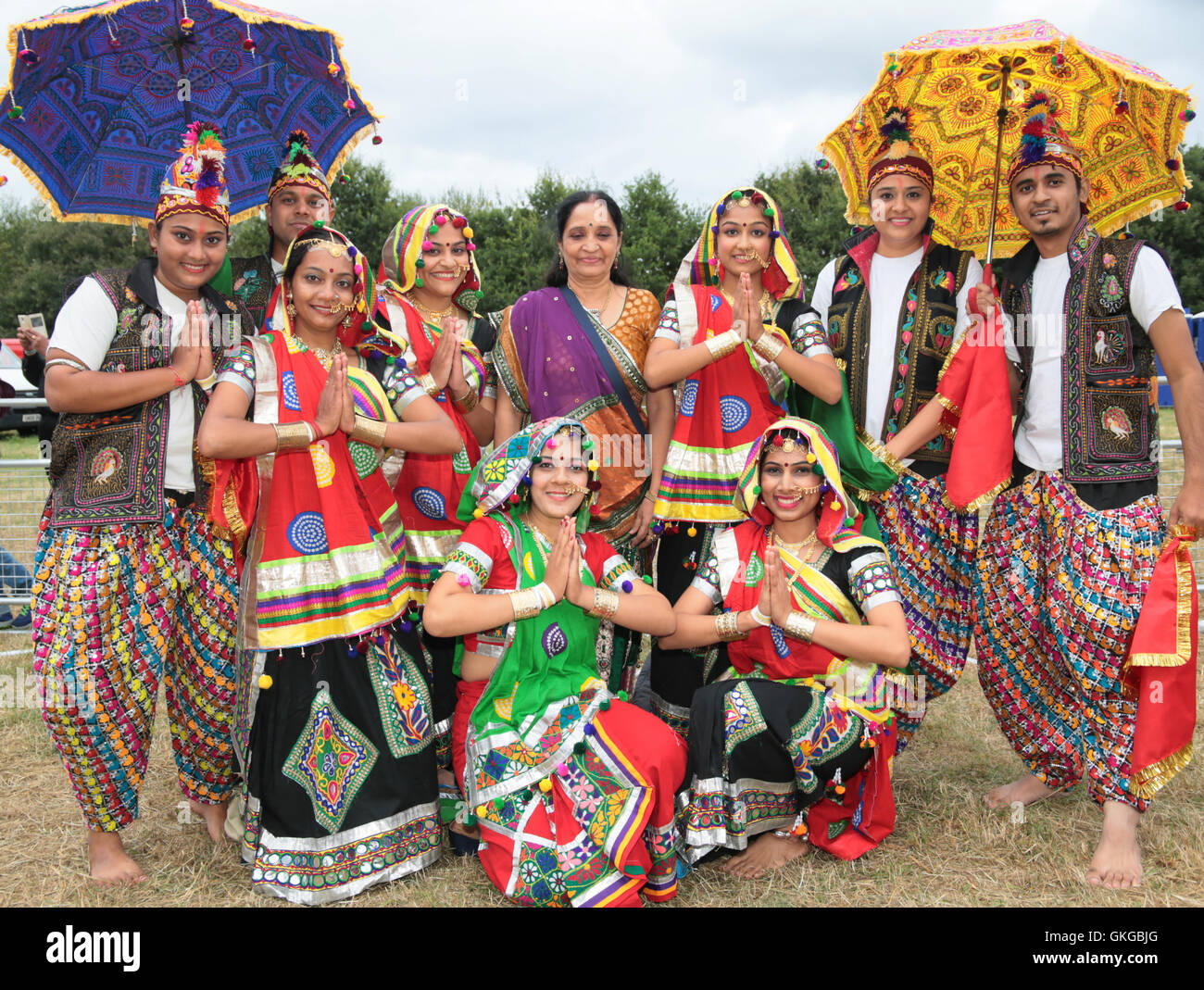 Londra REGNO UNITO 20 agosto 2016, per la prima volta in Inghilterra la cultura dello stato del Gujarat sono arrivati a Londra, che mostra la varietà di ballerini folk con costumi tradizionali che ha presentato la spettacolare agisce oggi visibile in Fryent Country Park,Brent,Kirtidan Gadhavi in un duetto con Ishani Dave ha ottenuto la folla cantando e ballando Credito: Paolo Quezada-Neiman/Alamy Live News Foto Stock