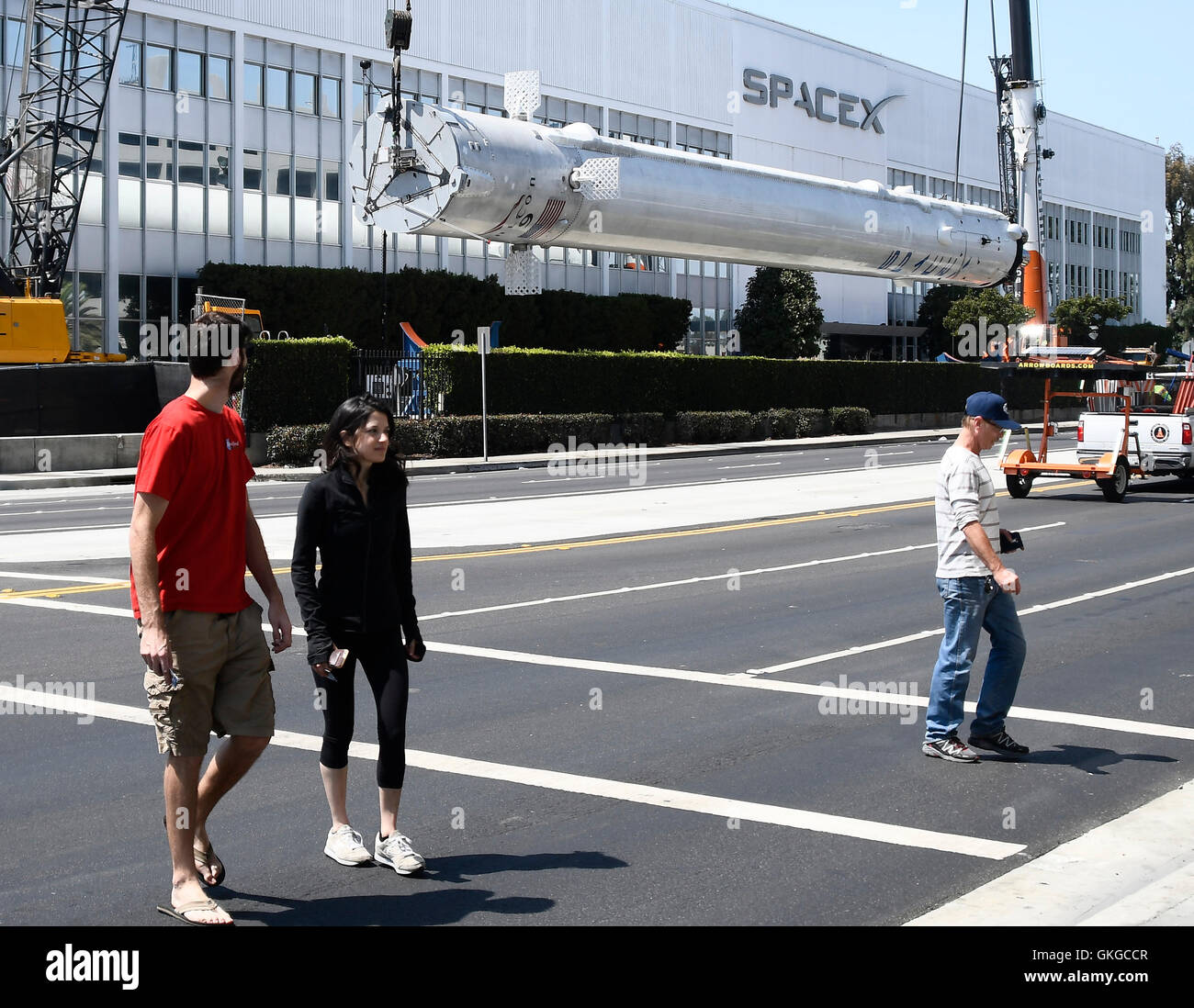 Hawthorne CA. 20 agosto 2016. Prima SpaceX Falcon 9 a razzo che lancio e tornare a casa su un drone nave dopo il lancio in dic-2015 ha messo fino a un trofeo di fronte alla SpaceX QH sabato . Il razzo è 156 piedi di altezza in corrispondenza di 50.000 sterline ed è stato sollevato con 2 gru e messo di fronte è la costruzione presso Crenshaw Blvd. e jack Northrop Ave. (Gene Blevins/LA DailyNews/ZumaPress Credit: Gene Blevins/ZUMA filo/Alamy Live News Foto Stock