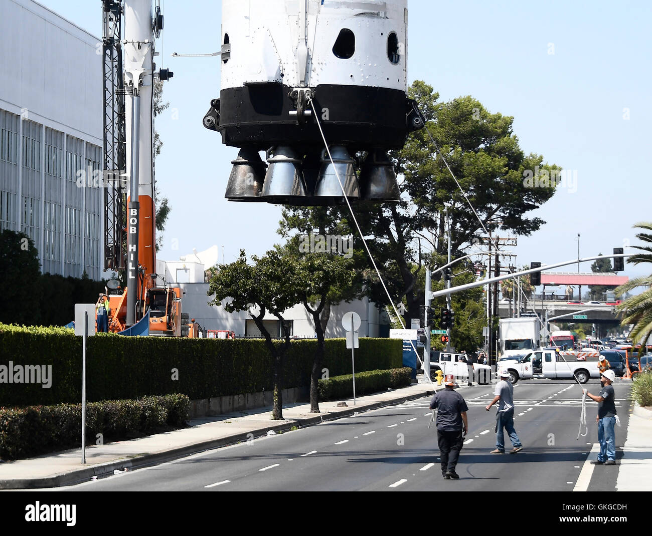 Hawthorne CA. 20 agosto 2016. Prima SpaceX Falcon 9 a razzo che lancio e tornare a casa su un drone nave dopo il lancio in dic-2015 ha messo fino a un trofeo di fronte alla SpaceX QH sabato . Il razzo è 156 piedi di altezza in corrispondenza di 50.000 sterline ed è stato sollevato con 2 gru e messo di fronte è la costruzione presso Crenshaw Blvd. e jack Northrop Ave. (Gene Blevins/LA DailyNews/ZumaPress Credit: Gene Blevins/ZUMA filo/Alamy Live News Foto Stock