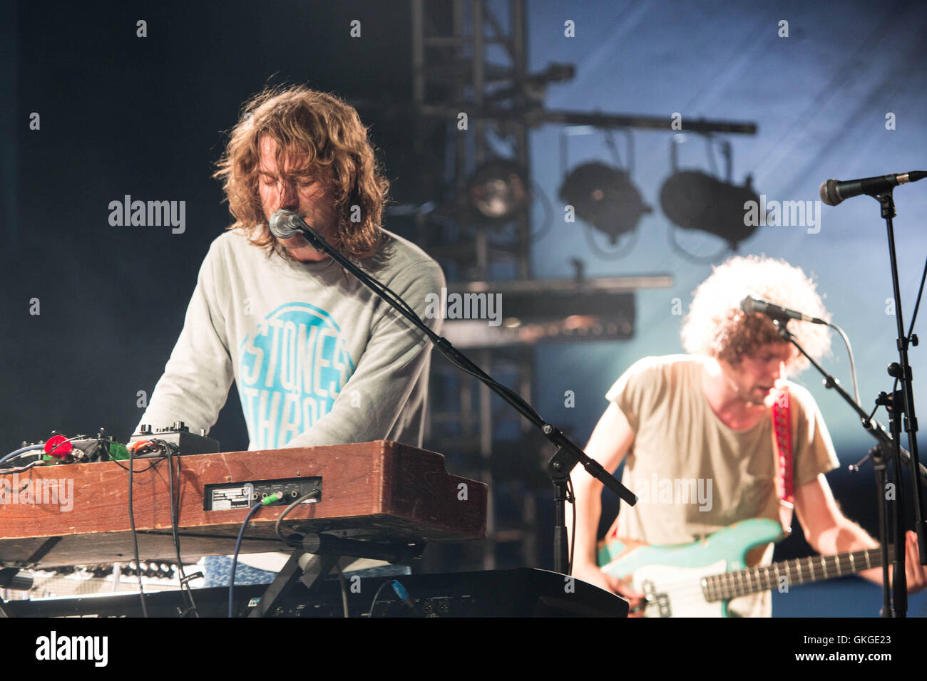 Brecon Galles, Regno Unito, 20 agosto 2016. Giorno Due del Green Man Festival 2016 a Glanusk Estate in Brecon Galles. Nella foto: Dungen nel lontano dalla tenda. Immagine: Rob Watkins/Alamy Live News Foto Stock